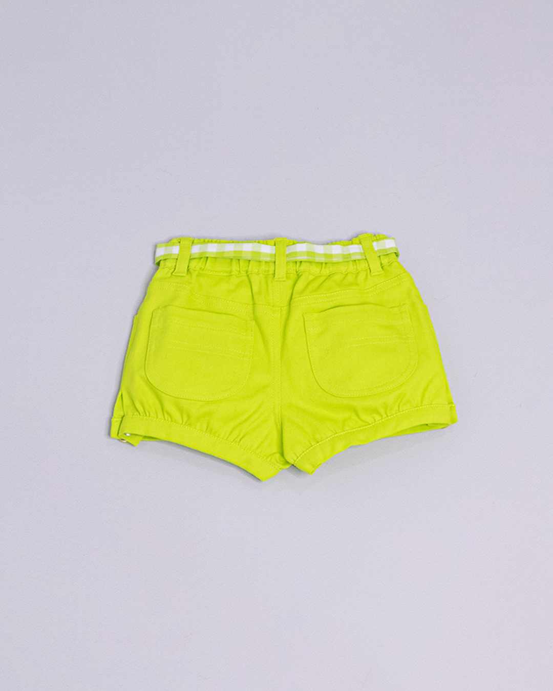 Short verde con cinturón de cuadros